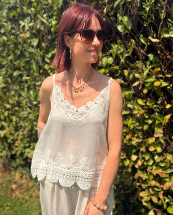 top débardeur blanc détails macramé, fluide et léger parfait avec un pantalon palazzo