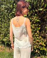 débardeur blanc beau décolleté devant et dans le dos, parfait avec un pantalon. 