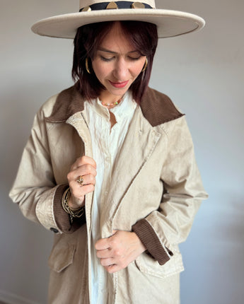 trench long écru délavé, revers manches et col velours choco marque Johanna Paris