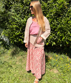 veste matelassée légère à fleurs rose et blanc, poches, à matcher avec la jupe assortie bicolore. Marque Johanna Paris