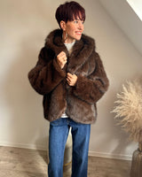 veste en fausse fourrure douce avec capuche the Corner, style cocoon chic et confortable pour femme. Collection automne MC by Chloé