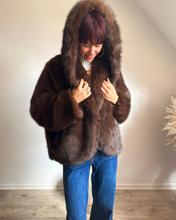 veste fausse fourrure The Corner, douce et chic avec capuche, coupe moderne parfaite pour l'automne