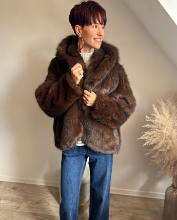 veste en fausse fourrure douce avec capuche the Corner, style cocoon chic et confortable pour femme. Collection automne MC by Chloé