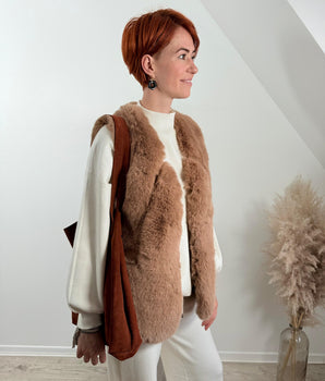 veste en fourrure couleur taupe, camel clair, sans manche fermeture crochet.