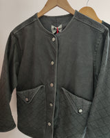 veste matelassée délavée johanna Paris, gris avec poches oversize et  boutons pression.