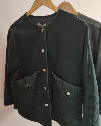 look automne chic avec veste Johanna Paris matelassée noire
