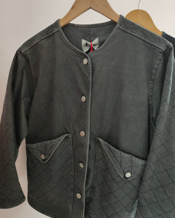veste matelassée délavée johanna Paris, gris avec poches oversize et  boutons pression.