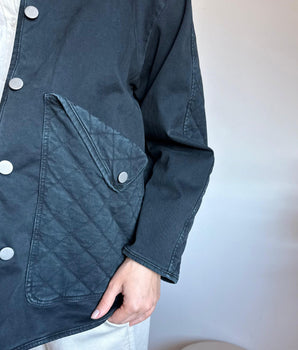 veste courte noire ou grise poches oversize matelassée marque Johanna Paris