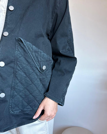 veste courte noire ou grise poches oversize matelassée marque Johanna Paris