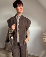 veste sans manche, choco, épaules structurées, deux boutons, poches, parfaite avec un pull ou une chemise, marque Johanna Paris