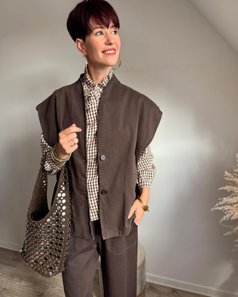 veste sans manche, choco, épaules structurées, deux boutons, poches, parfaite avec un pull ou une chemise, marque Johanna Paris