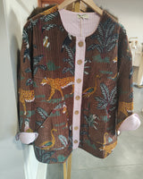 veste en velours choco imprimé jungle, détails revers manches et intérieur veste, imprimé rayé rose, marque The Corner, taille unique 36 au 46