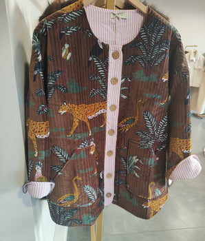 veste en velours choco imprimé jungle, détails revers manches et intérieur veste, imprimé rayé rose, marque The Corner, taille unique 36 au 46