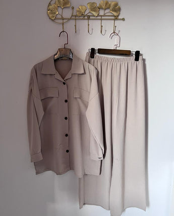Ensemble chemise et pantalon fluides confortables pour femme couleur beige, gris