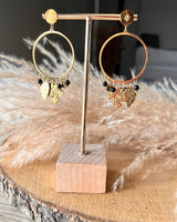 Boucles d'oreilles créoles pour femme avec feuille d'or et perles noires 