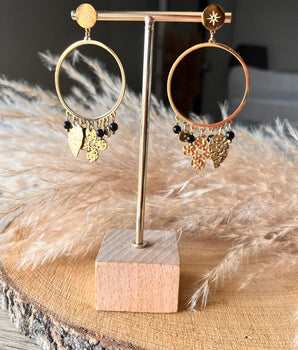 Boucles d'oreilles créoles pour femme avec feuille d'or et perles noires 